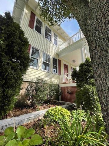 78 Stearns Rd 1, Brookline, MA 02446