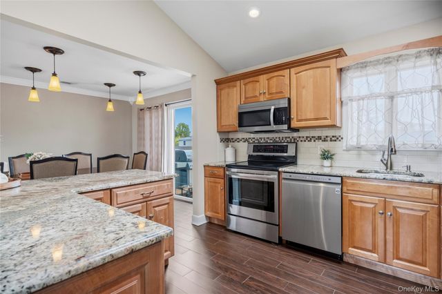 18 Ithaca Street, Lindenhurst, NY 11757