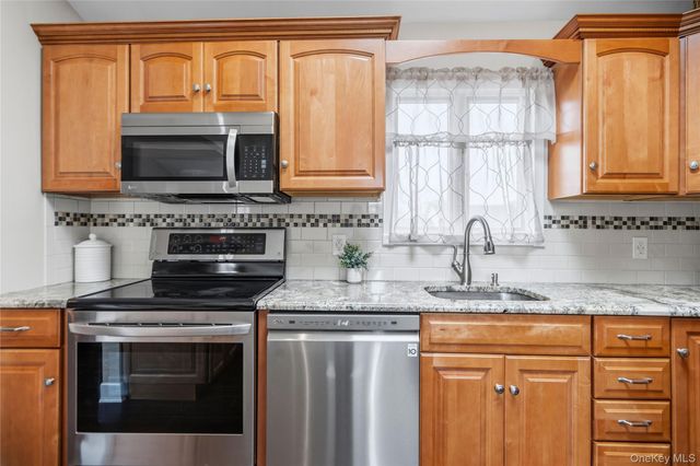 18 Ithaca Street, Lindenhurst, NY 11757