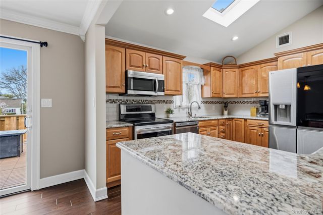 18 Ithaca Street, Lindenhurst, NY 11757
