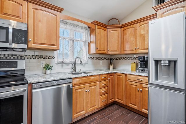 18 Ithaca Street, Lindenhurst, NY 11757