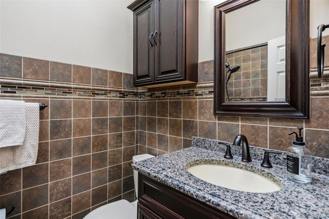18 Ithaca Street, Lindenhurst, NY 11757