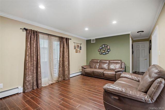 18 Ithaca Street, Lindenhurst, NY 11757