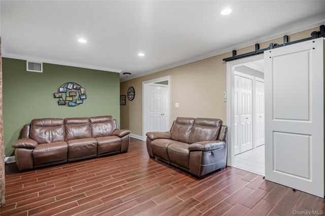 18 Ithaca Street, Lindenhurst, NY 11757
