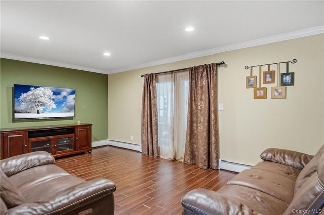 18 Ithaca Street, Lindenhurst, NY 11757
