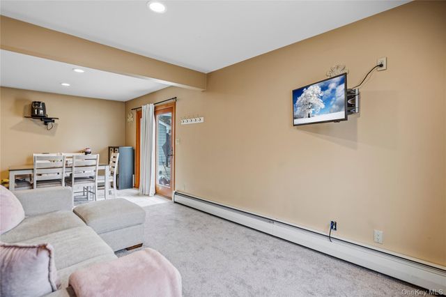 18 Ithaca Street, Lindenhurst, NY 11757