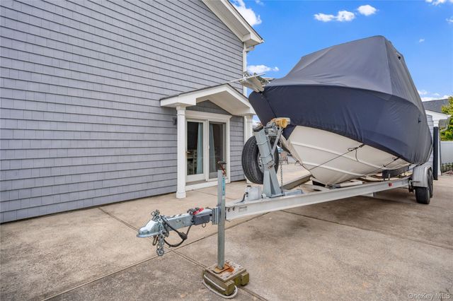 18 Ithaca Street, Lindenhurst, NY 11757