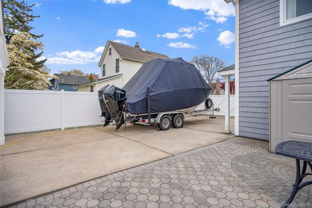 18 Ithaca Street, Lindenhurst, NY 11757