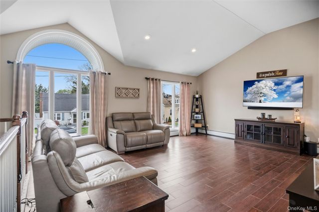 18 Ithaca Street, Lindenhurst, NY 11757