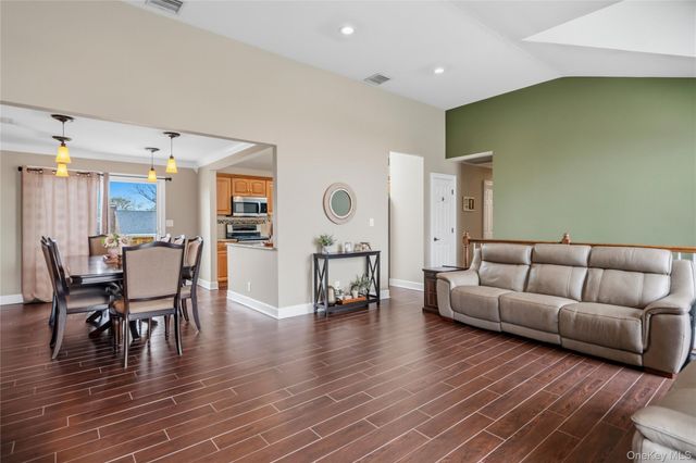 18 Ithaca Street, Lindenhurst, NY 11757