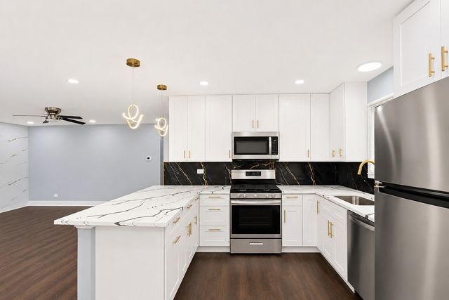 951 Chelsea Lane, Schaumburg, IL 60193