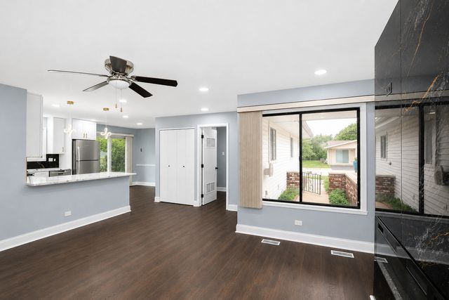 951 Chelsea Lane, Schaumburg, IL 60193