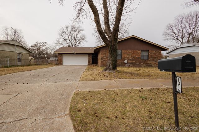 1816 Surrey Drive, Pryor, OK 74361