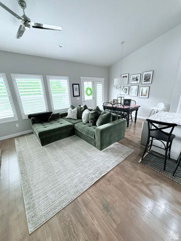 1073 BLACKSTONE DR, Fruit Heights, UT 84037