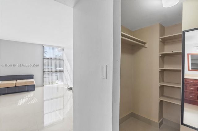 3675 N Country Club Dr 105, Aventura, FL 33180