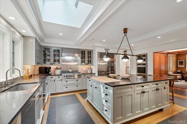 18 Richbell Road, Scarsdale, NY 10583