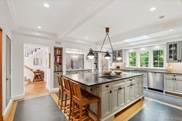 18 Richbell Road, Scarsdale, NY 10583