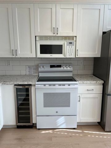 8840 Villa La Jolla Drive 301, La Jolla, CA 92037