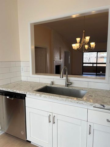 8840 Villa La Jolla Drive 301, La Jolla, CA 92037