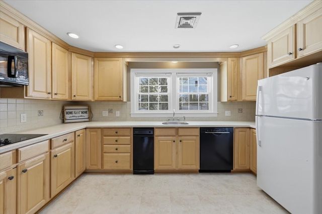 130 Braemoor Rd, Brockton, MA 02301