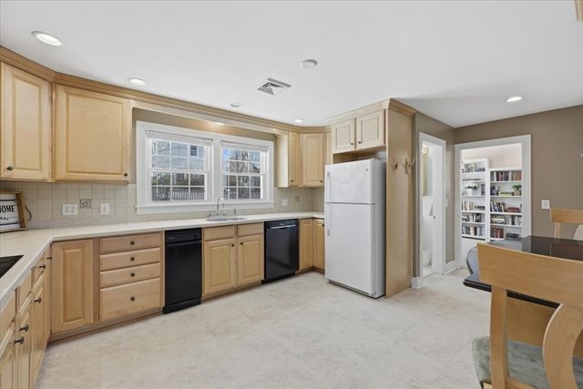 130 Braemoor Rd, Brockton, MA 02301