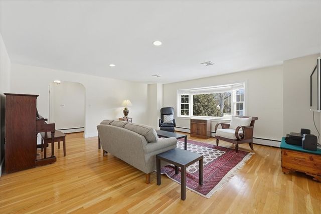 130 Braemoor Rd, Brockton, MA 02301