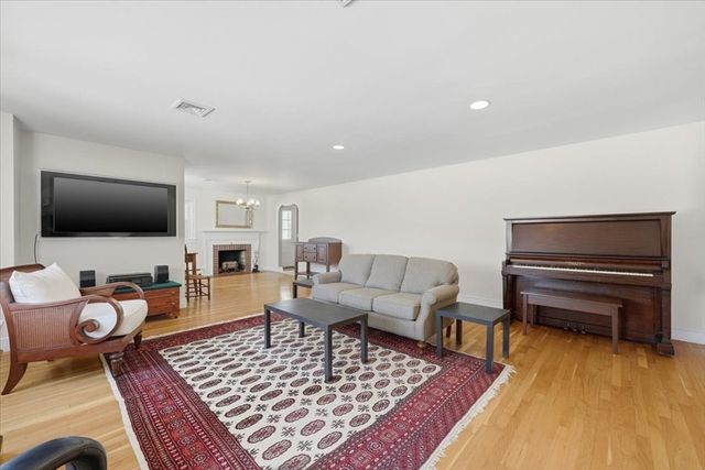 130 Braemoor Rd, Brockton, MA 02301