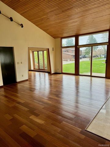 3234 Pine Lake Road, West Bloomfield, MI 48324