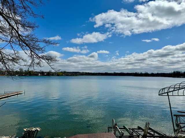 3234 Pine Lake Road, West Bloomfield, MI 48324