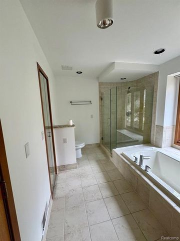3234 Pine Lake Road, West Bloomfield, MI 48324