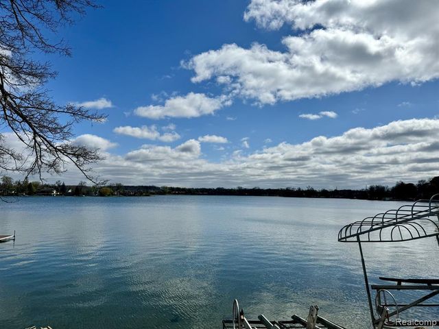3234 Pine Lake Road, West Bloomfield, MI 48324