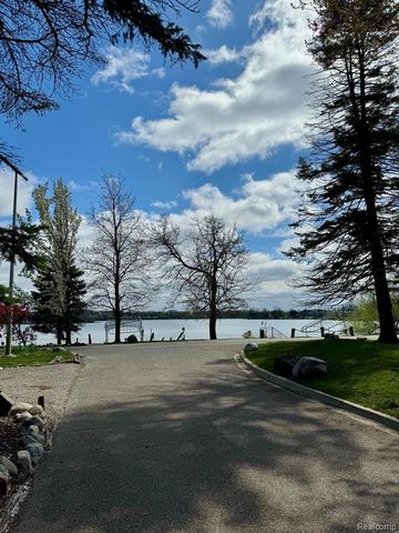 3234 Pine Lake Road, West Bloomfield, MI 48324