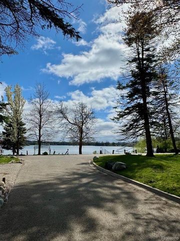 3234 Pine Lake Road, West Bloomfield, MI 48324