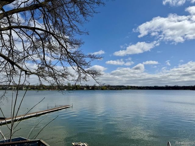 3234 Pine Lake Road, West Bloomfield, MI 48324