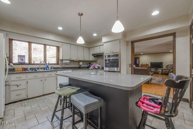 250 Hummingbird Lane, Unicoi, TN 37692