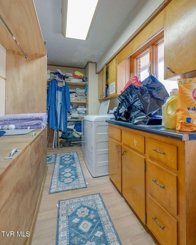 250 Hummingbird Lane, Unicoi, TN 37692