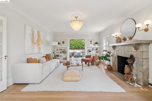 6212 ROCKWELL St, Oakland, CA 94618