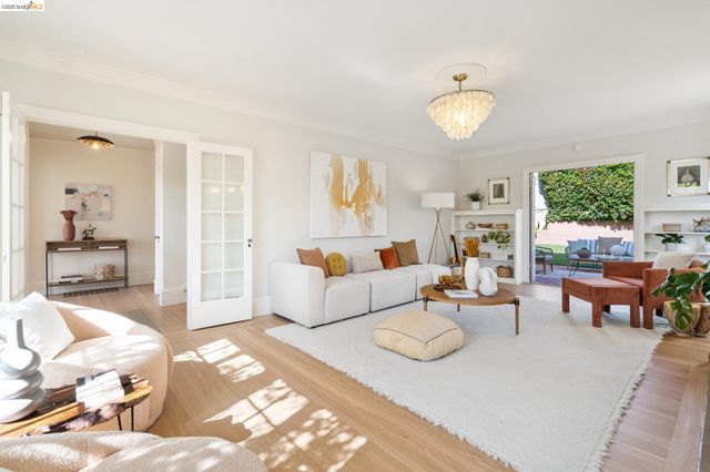 6212 ROCKWELL St, Oakland, CA 94618