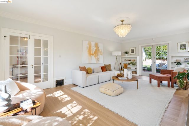 6212 ROCKWELL St, Oakland, CA 94618