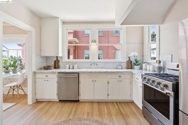 6212 ROCKWELL St, Oakland, CA 94618