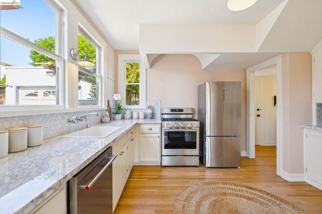 6212 ROCKWELL St, Oakland, CA 94618