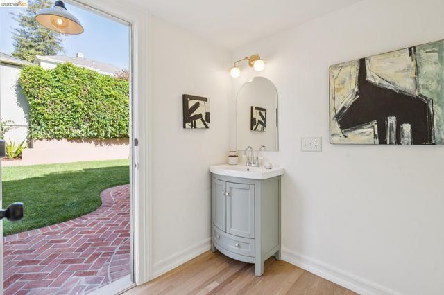 6212 ROCKWELL St, Oakland, CA 94618