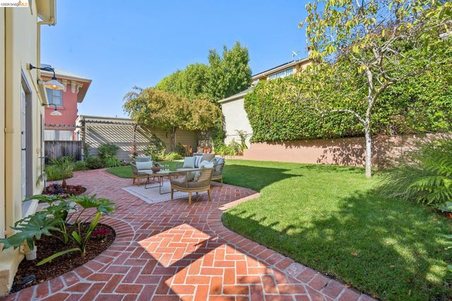 6212 ROCKWELL St, Oakland, CA 94618
