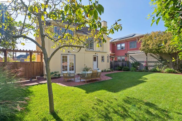 6212 ROCKWELL St, Oakland, CA 94618
