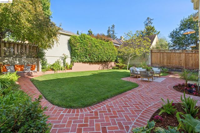 6212 ROCKWELL St, Oakland, CA 94618
