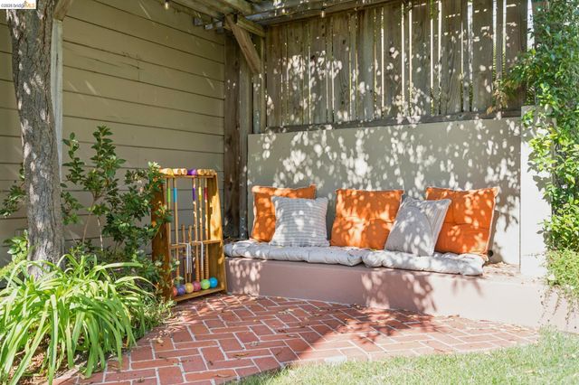 6212 ROCKWELL St, Oakland, CA 94618