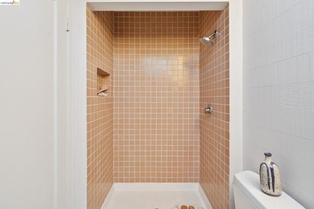 6212 ROCKWELL St, Oakland, CA 94618