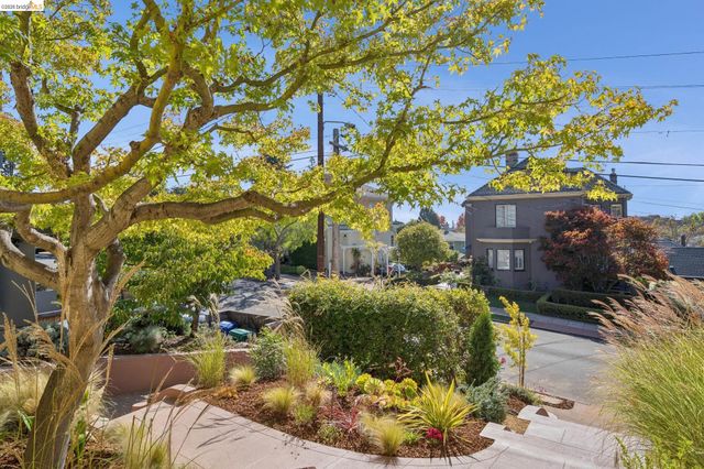 6212 ROCKWELL St, Oakland, CA 94618