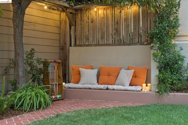 6212 ROCKWELL St, Oakland, CA 94618