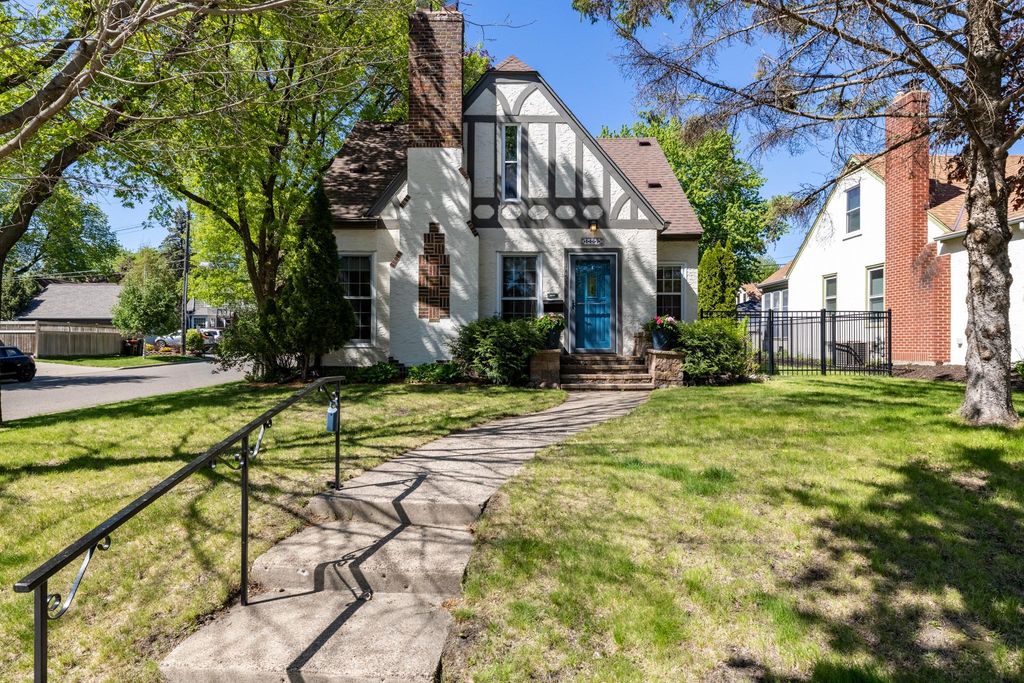 1457 Hoyt Avenue W, Falcon Heights, MN 55108